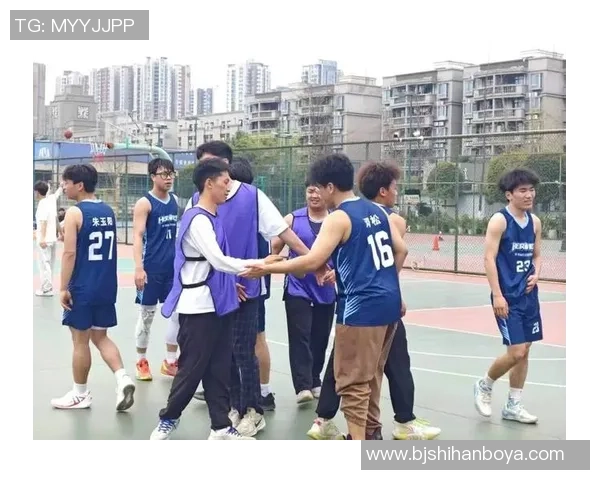在篮球场上挥洒汗水的人与篮球的激情碰撞