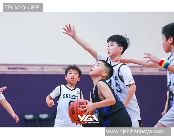 在篮球场上追逐梦想的大男孩儿与他的成长故事